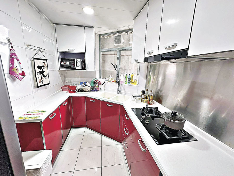 ■廚房具備大型廚櫃枱，主婦可大顯身手。