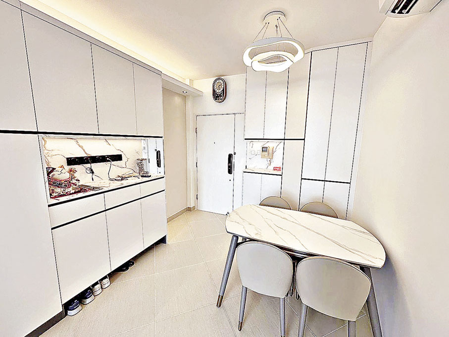 ■飯廳周圍有兩組裝櫃收納C字櫃。