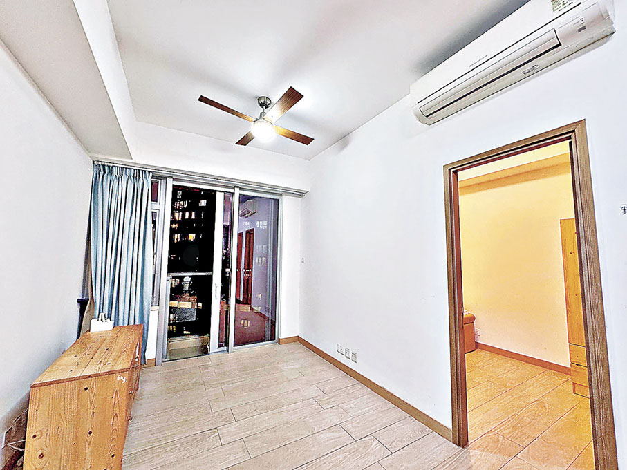 ■客廳連接玻璃趟門小露台。