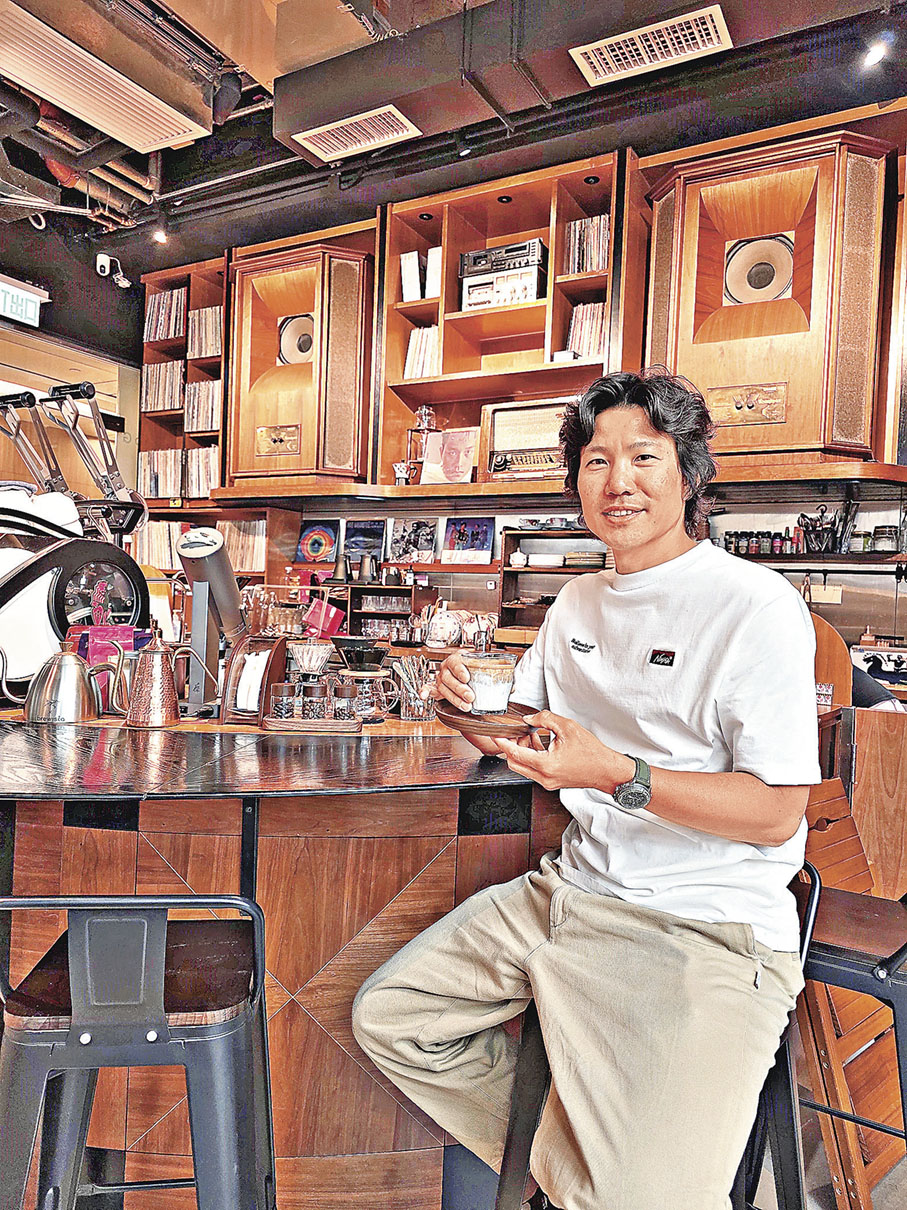 ■鄧宏業開設單車主題Cafe一圓心底夢。