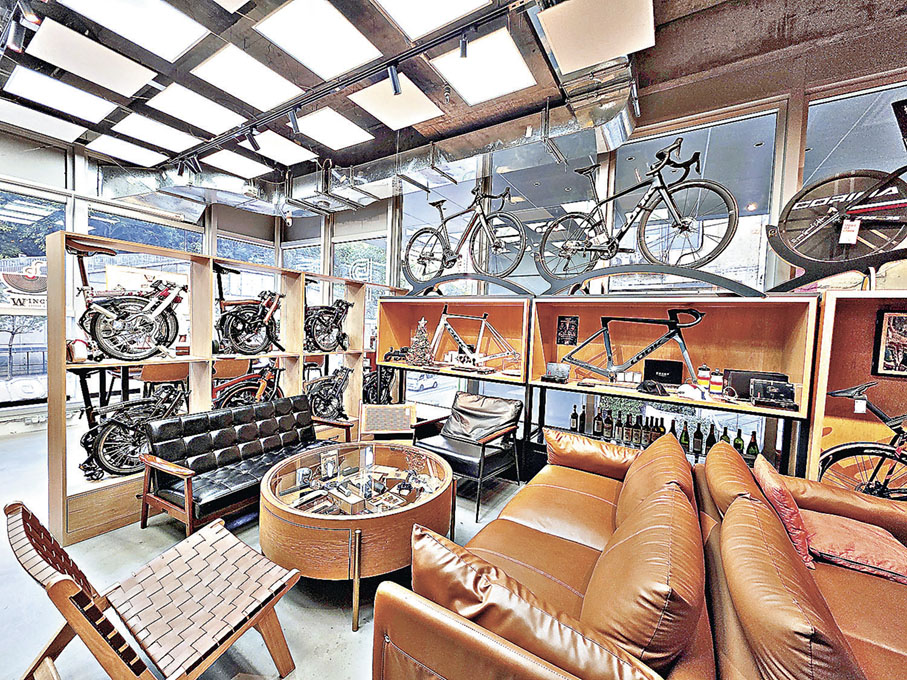 ■店內到處放滿單車，就連茶几亦是單車零件櫃。