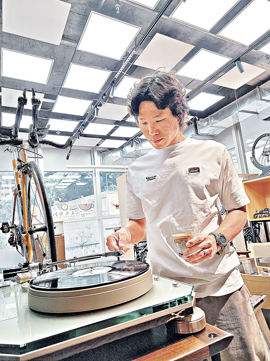 ■店內的黑膠唱片機是黃金寶私人珍藏。