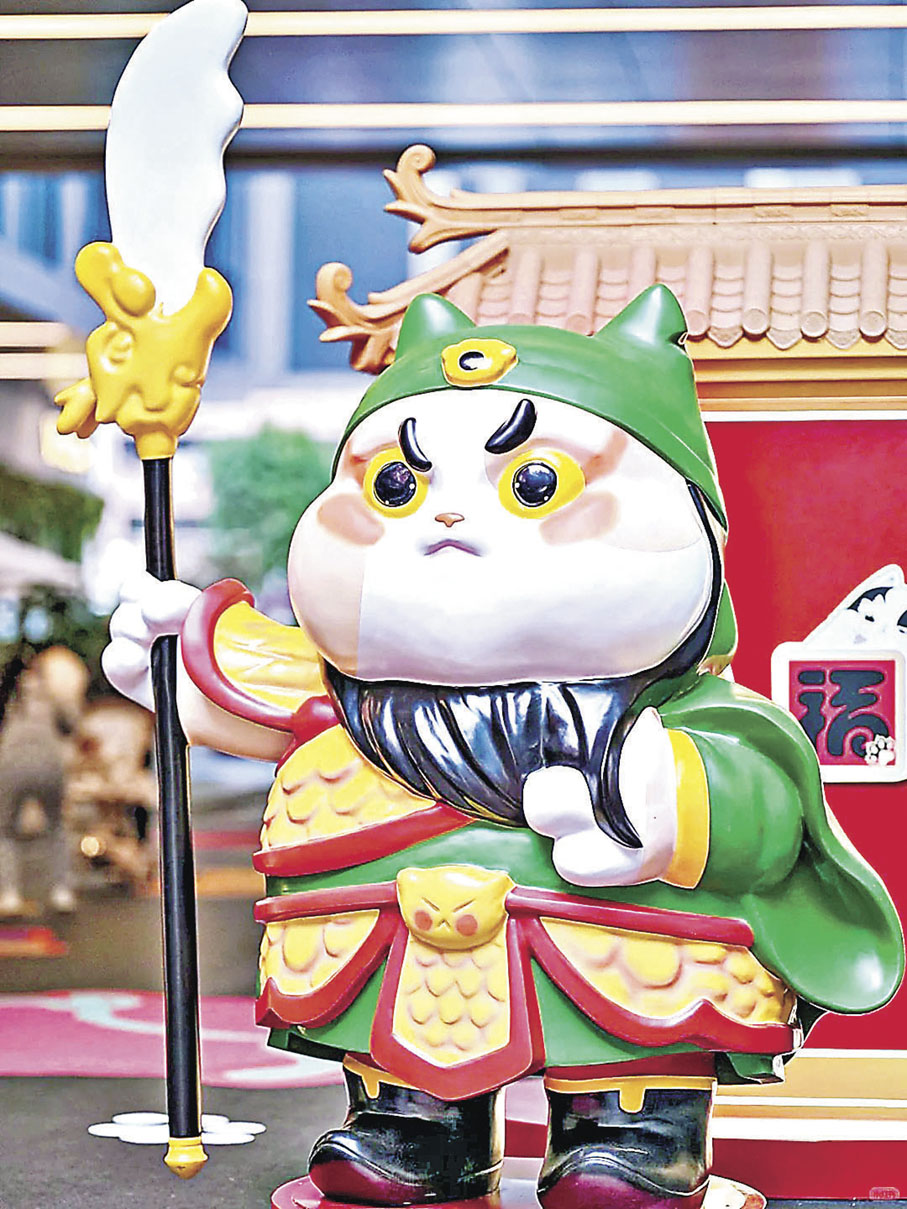 ■「關二哥」貓貓一夫當關，如同身處華容道。