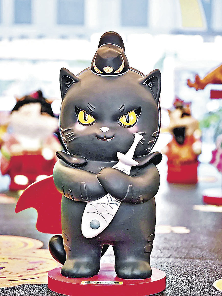 ■神秘黑貓貓手抱似魚的劍，勁似剌客。