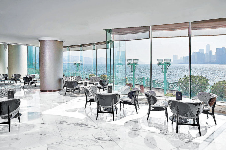 ■於醉人的維港海景旁享受下午茶。