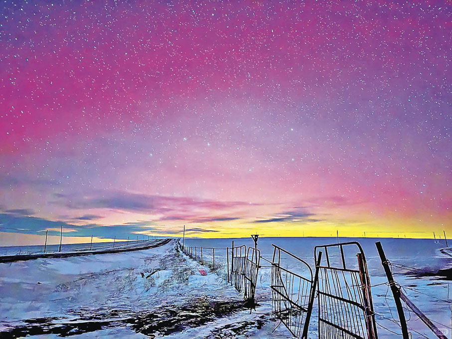 ■呼倫貝爾的紅綠複合極光景象神秘又美麗 。  小紅書@流浪星球的阿豪