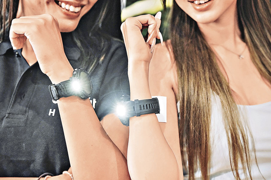 ■雙色照明燈實用性強。