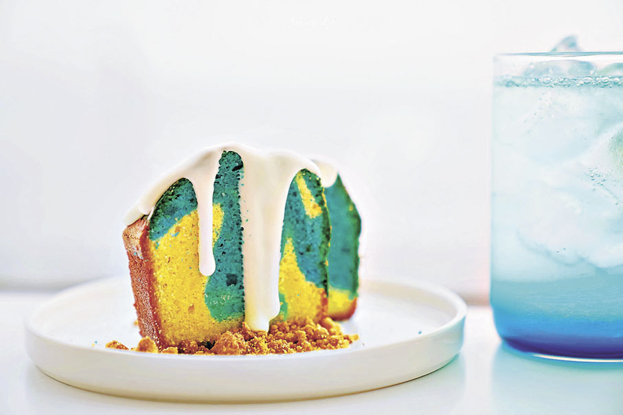 ■Cape Lounge招牌藍色檸檬氣泡飲與波浪蛋糕。