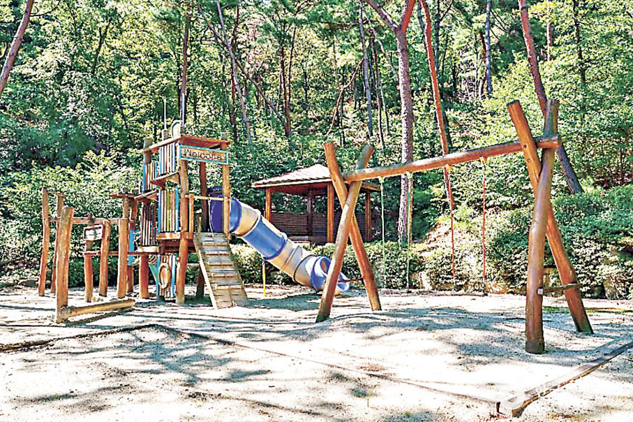 ■雲梯山森林浴場內有不少兒童遊樂設施。