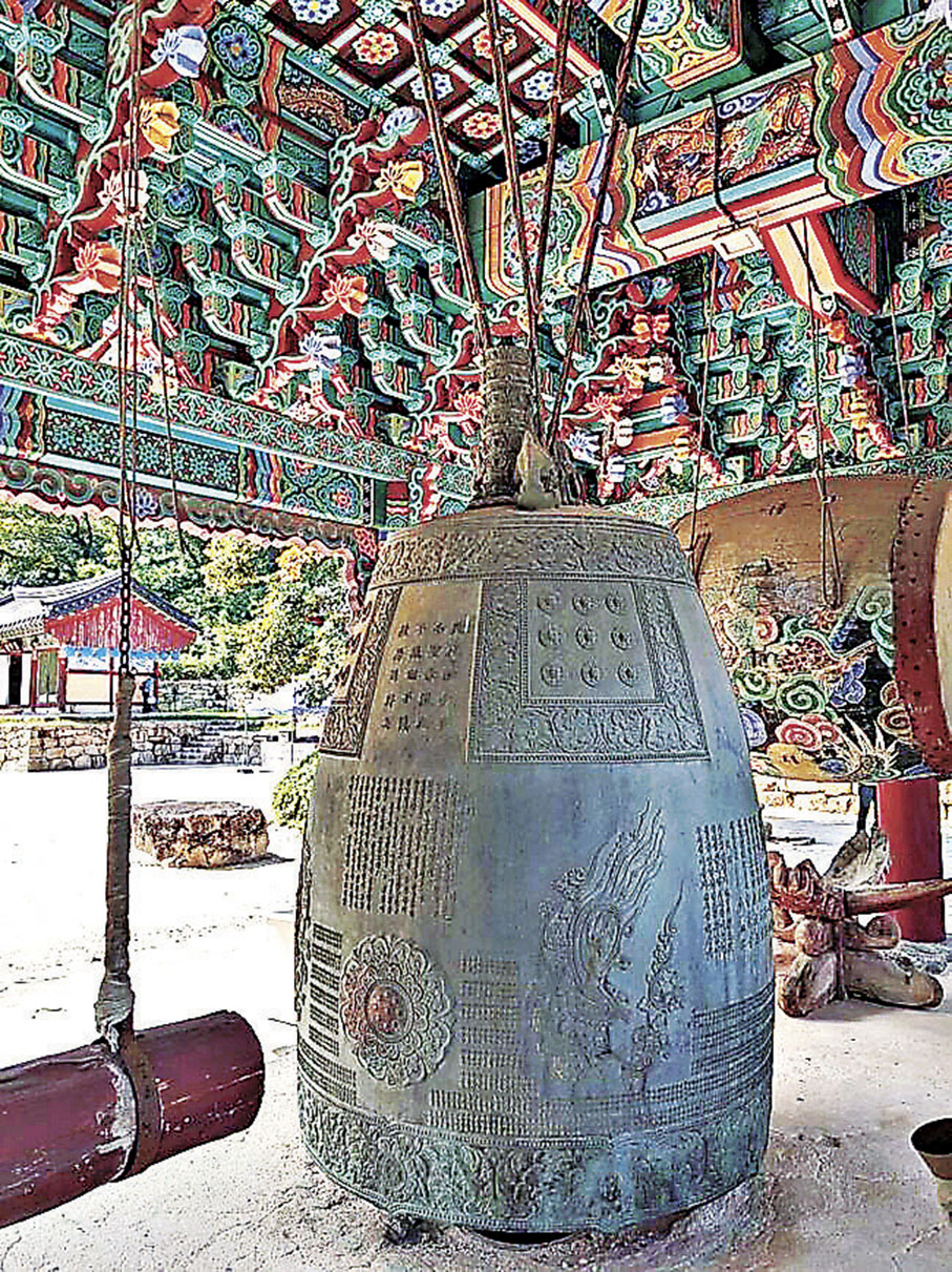 ■吾魚寺內有一個過年時敲的大鐘。