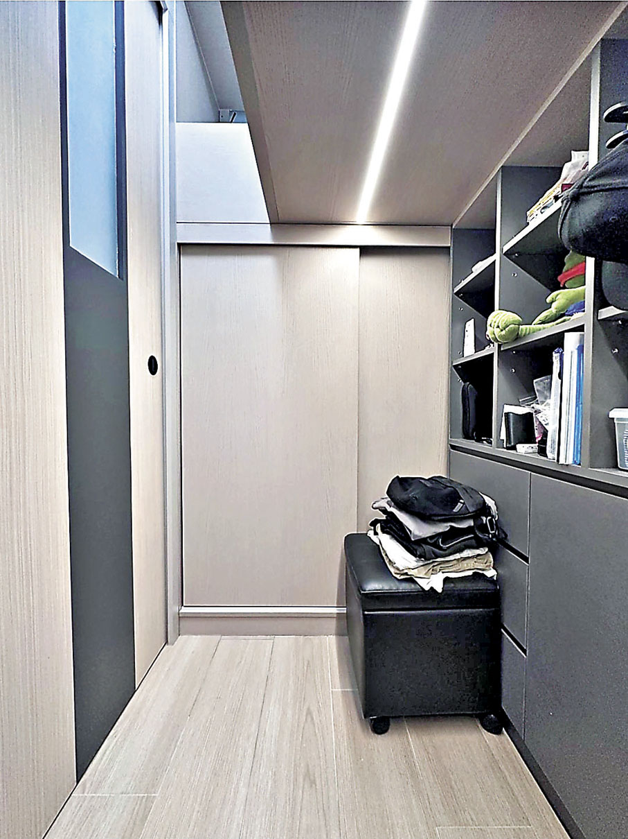 ■木色房門和衣櫃趟門，美觀又實用。