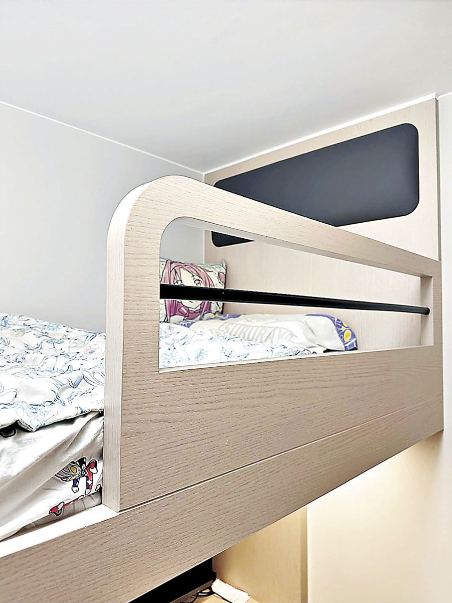 ■木色碌架床下層為書枱，慳位實用。