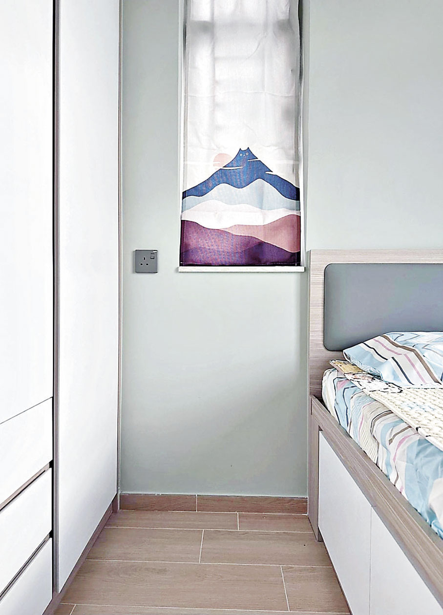 ■主人房直身白色衣櫃，配合灰色牆身，配搭和諧。