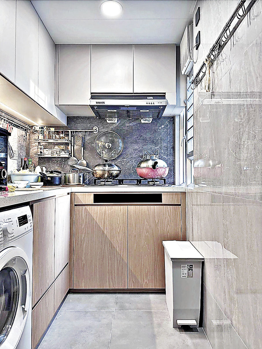 ■廚房設有置頂收納櫃，用盡空間。