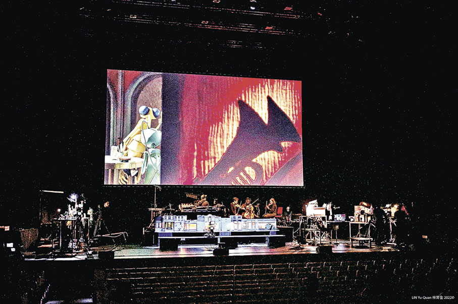 ■「一鏡到底」的拍攝同步配合現場弦樂三重奏等原創配樂。