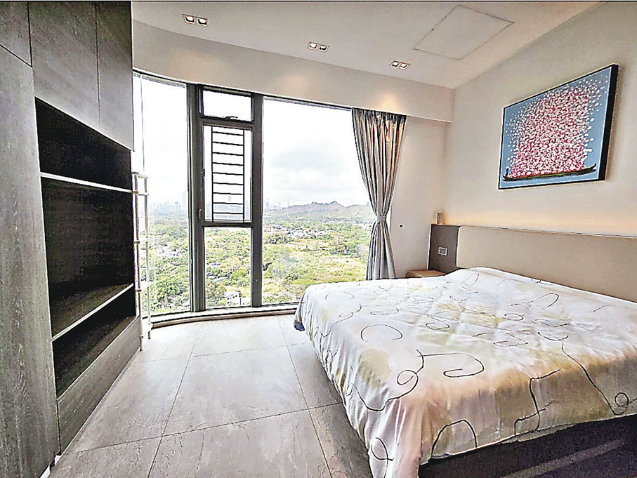 ■主人房空間寬敞，有落地大玻璃窗及巨型衣物及電視櫃。