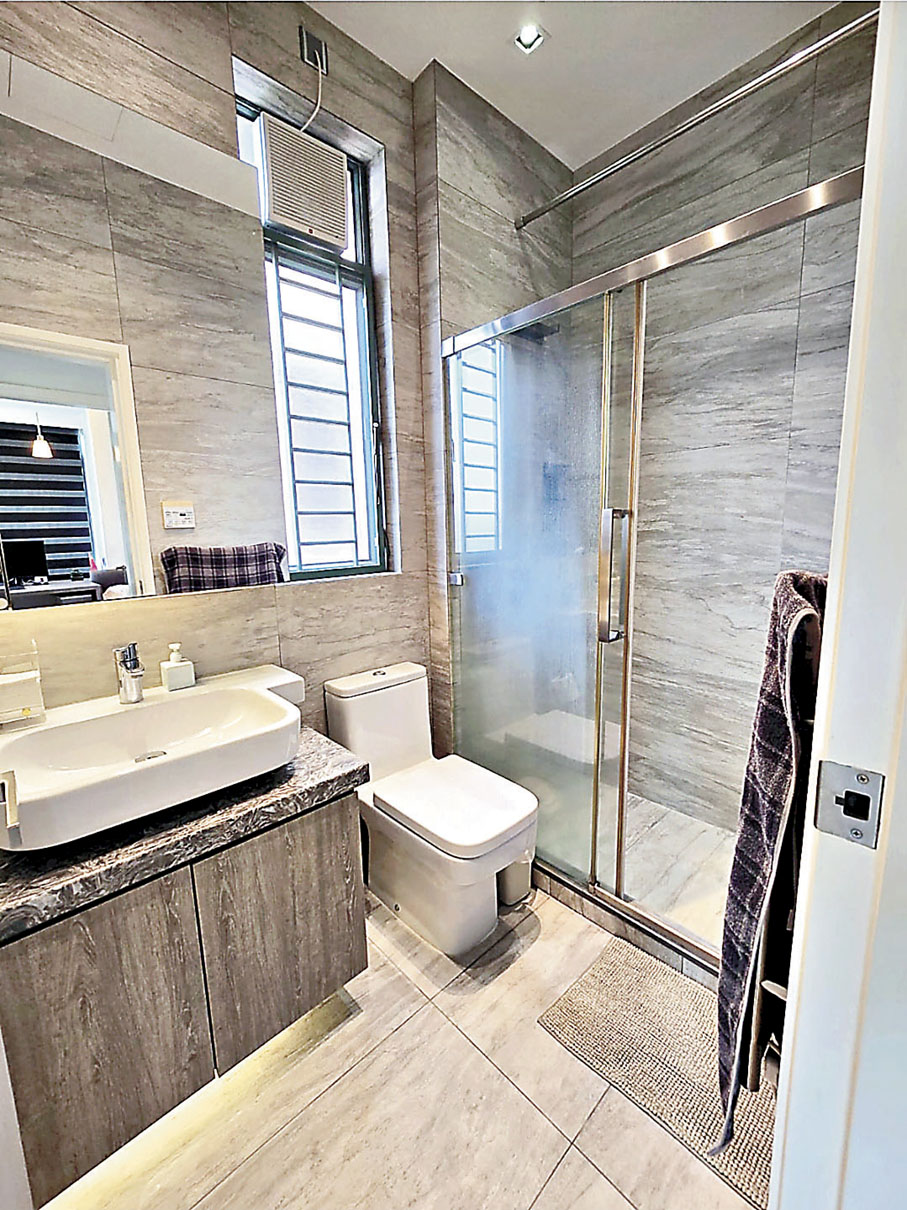 ■廁所採用淋浴間。