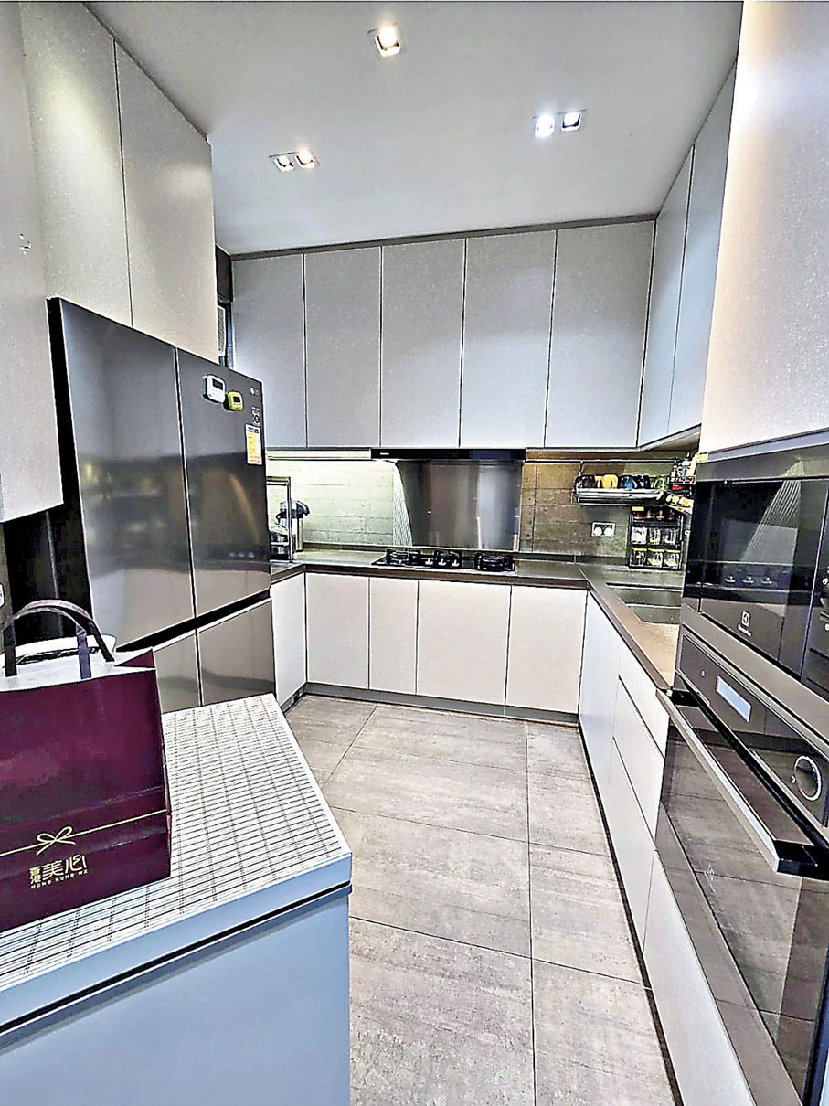 ■廚房夠大，各式煮食爐具、家電及收納櫃齊備。