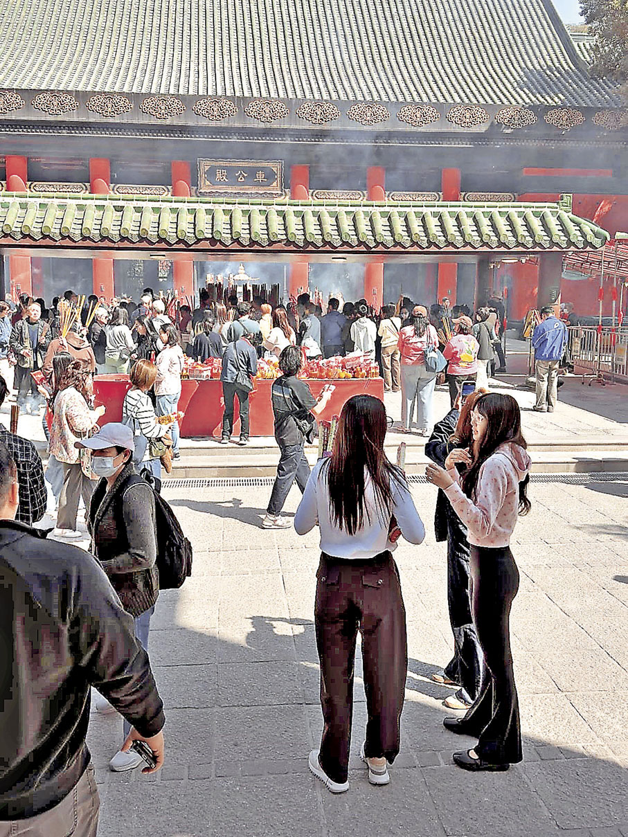 ■BLACKPINK成員Lisa（右，粉色衫）於香港演唱會期間到車公廟拜神。canarymeow＠threads圖片