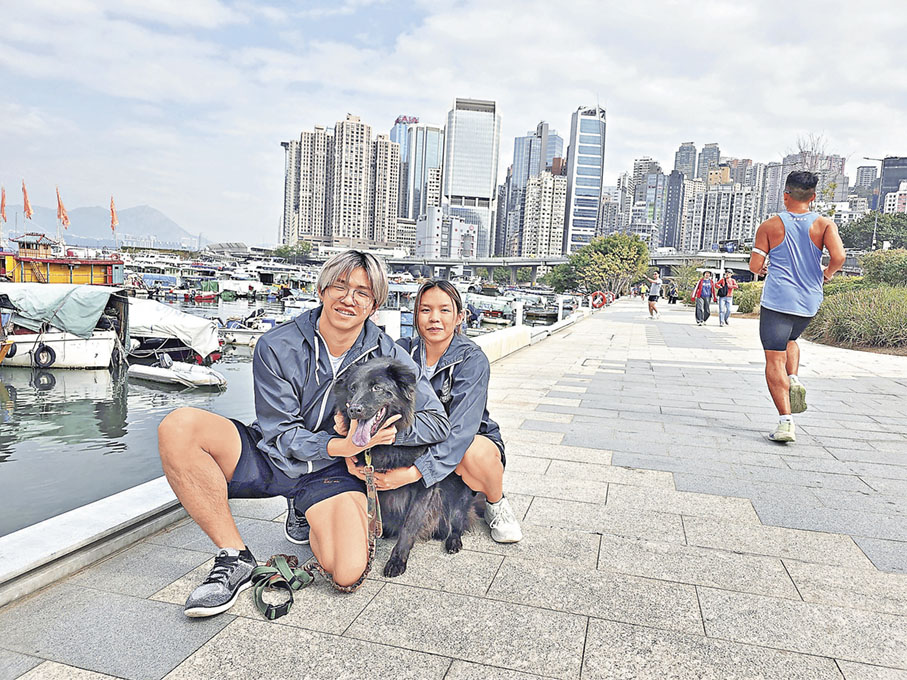 ■向籽羲（左）與向籽嬴會與比達一同在維港海濱跑步。