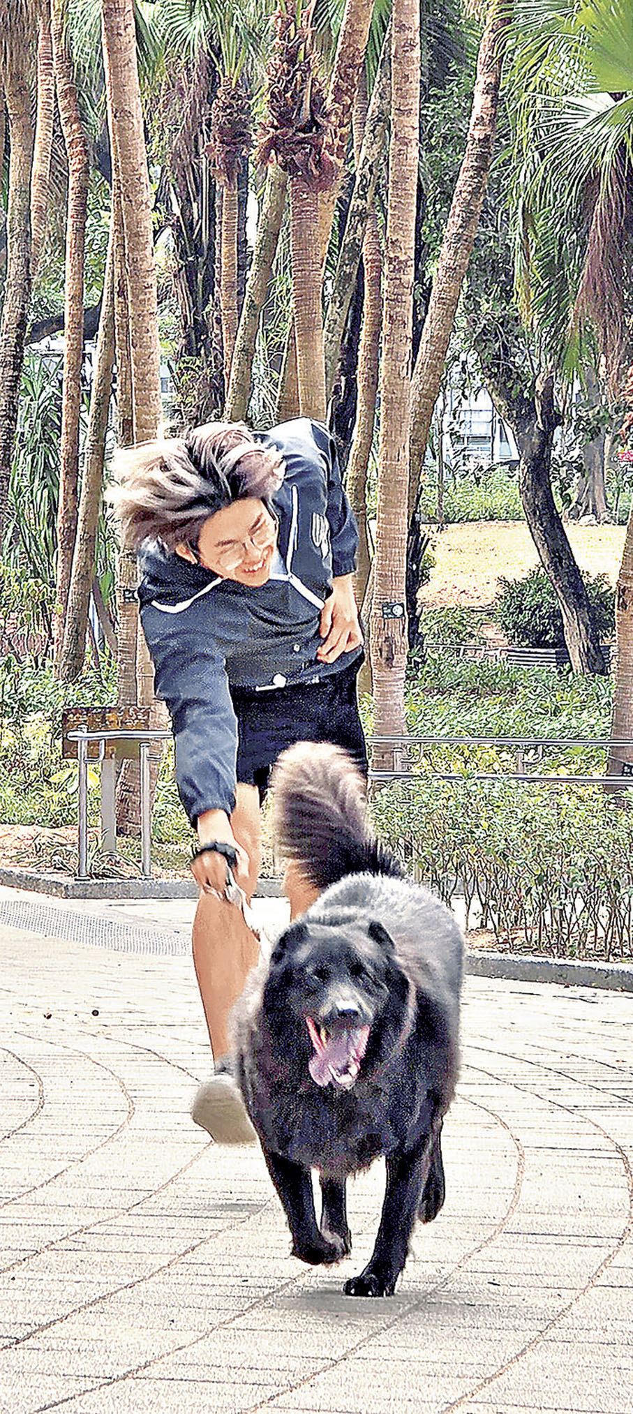 ■與中型或大型犬跑步時，要小心勿被狗狗暴衝拉走。