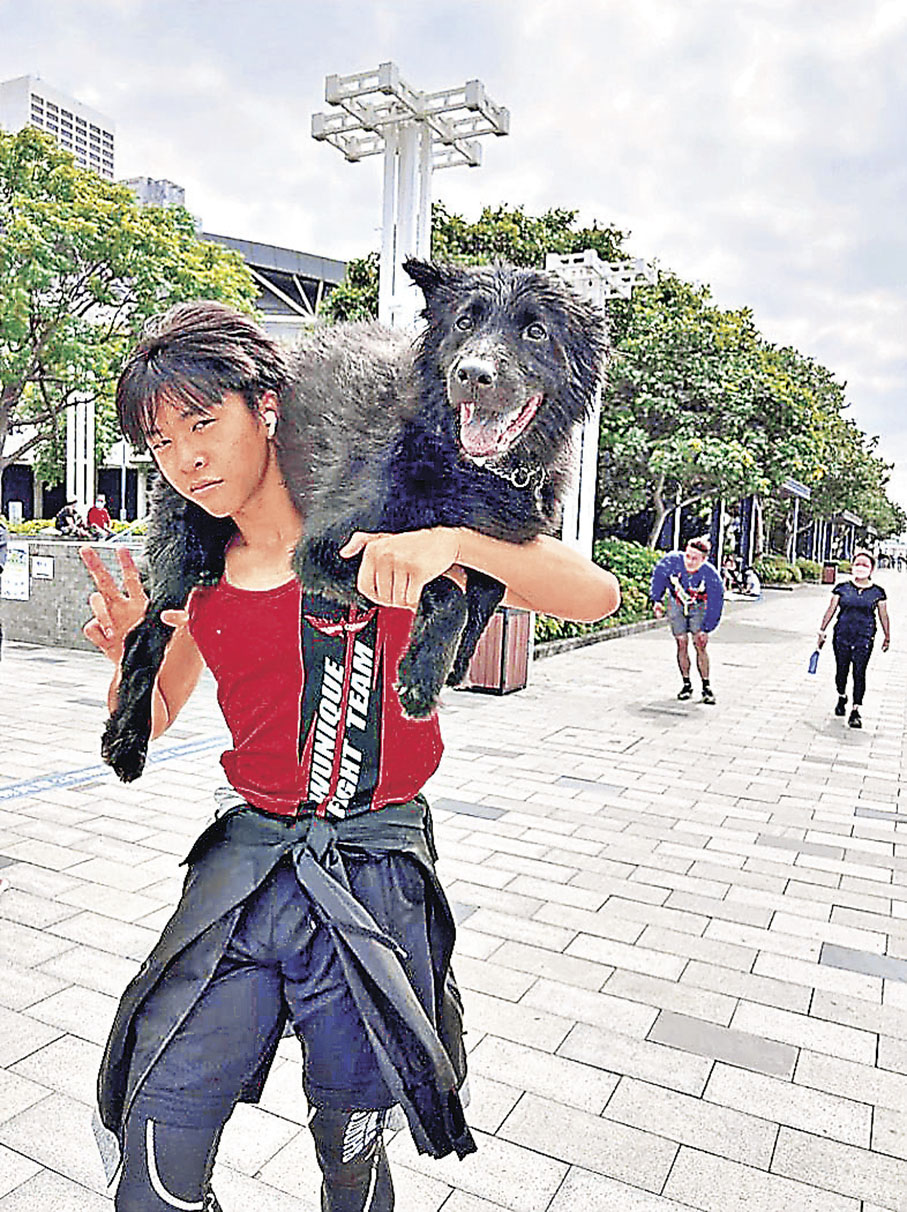 ■向籽羲曾孭着小時候的比達練跑。