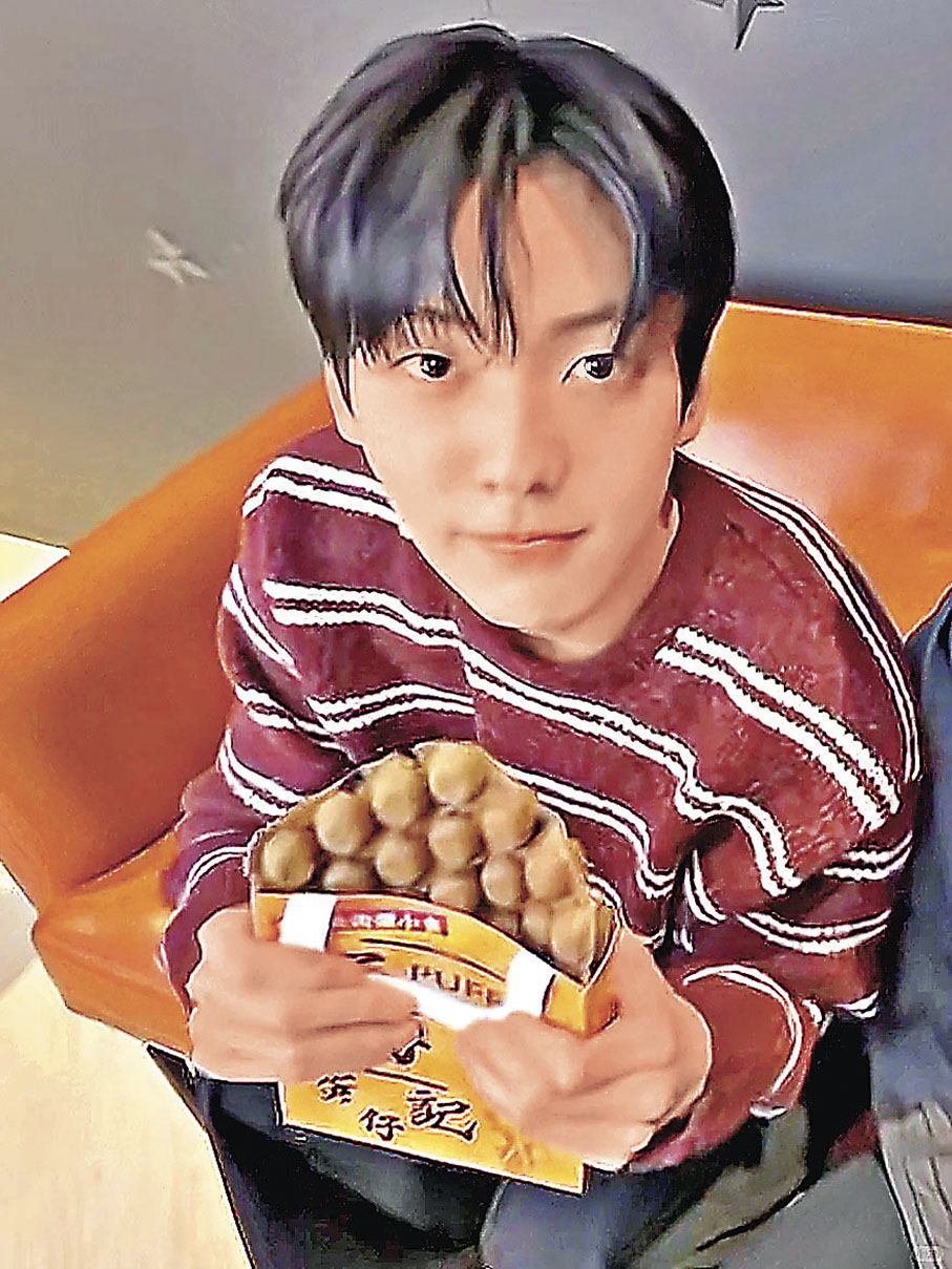 ■秀彬手上拿着雞蛋仔。