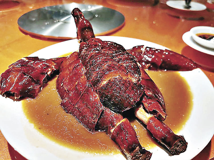 ■將燒鵝擺盤成展翅欲飛的姿態。