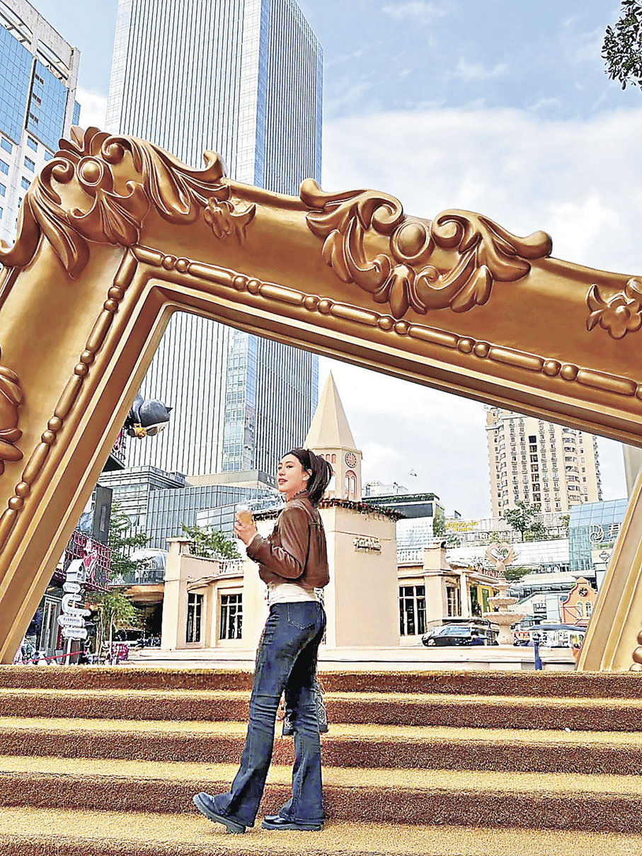 ■以巨型畫框作背景打卡，秒速變文青。  小紅書@Aiko