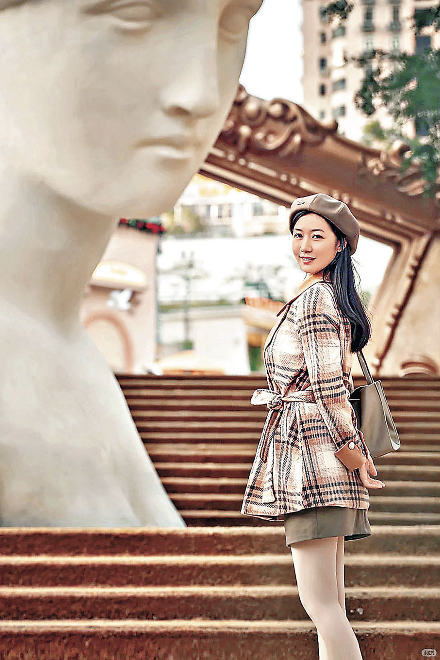 ■穿復古格仔外套站在長樓梯回眸一笑，氛圍感滿滿。  小紅書@北辰漫記