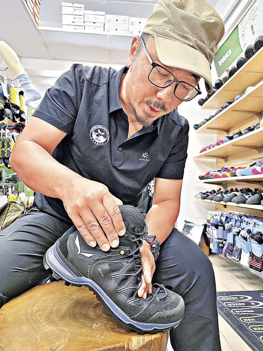 ■選鞋時緊記「襪緊鞋寬」原則，並要留意行走時鞋面會否令腳部不適。