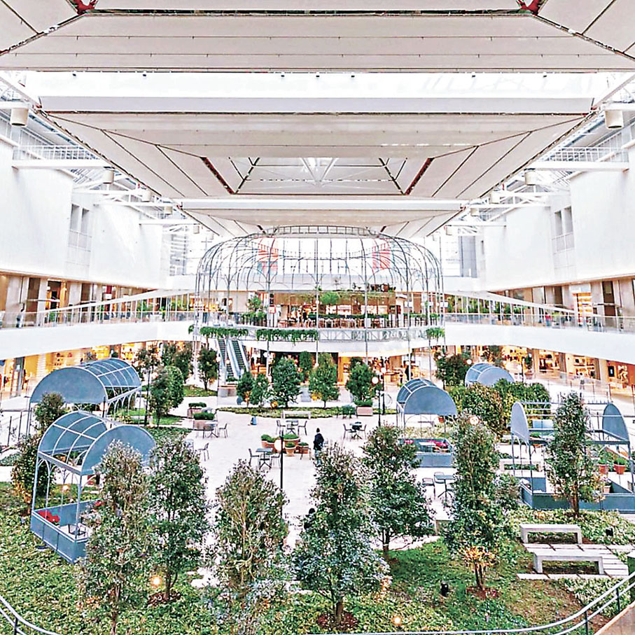 ■現代百貨裏頭地下休憩公園。