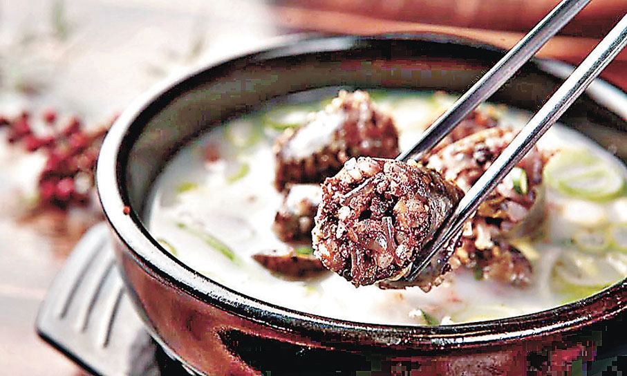 ■青瓦屋熱爆美食血腸湯。