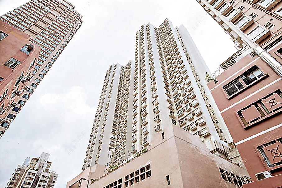 ■單幢式舊樓鉅發大廈兩房戶獲年輕上車客斥資398萬元承接。   資料圖片