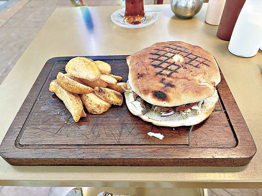 ■雞肉、羊肉混合肉串（胖乎乎的麵包）