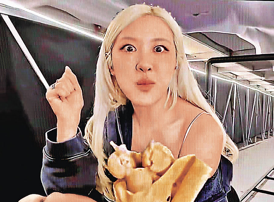 ■Rosé食完雞蛋仔後神情亮了起來。