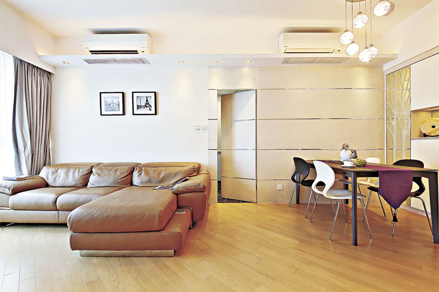 ■廚房的門巧妙地隱藏在客飯廳的牆飾之中。