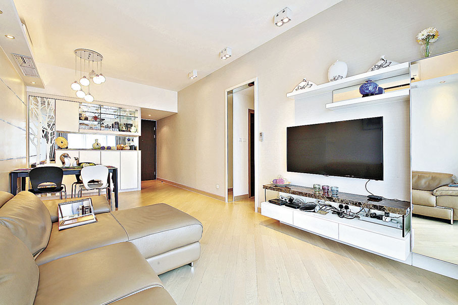 ■電視下方地櫃配上啡色雲石枱面。