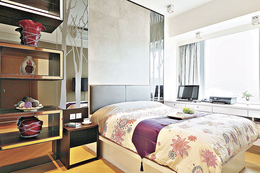 ■床頭鋪設了仿馬毛牆紙，兩旁綴有樹紋灰鏡，質感豐富又多元。