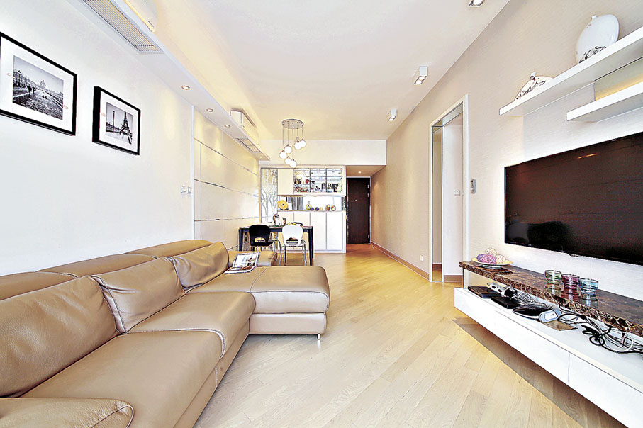 ■長方形的大廳，布局簡約淡雅，讓暖意盈滿整個家居。