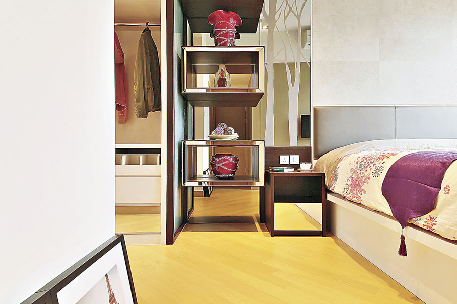 ■灰鏡配上展示層架，陳列高雅別致的擺設。