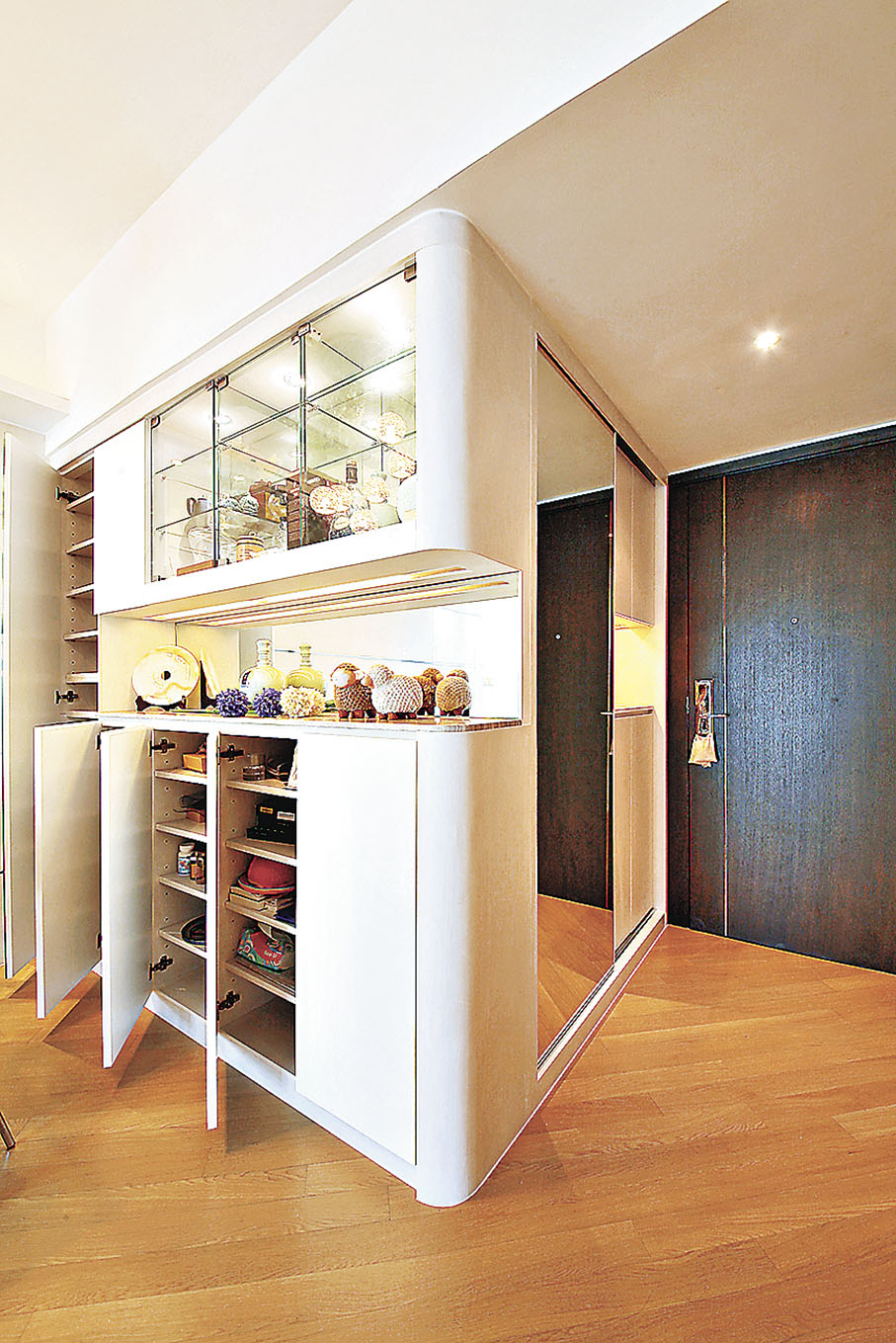 ■由玄關橫跨至飯廳的曲尺形高身櫃收納空間充足。