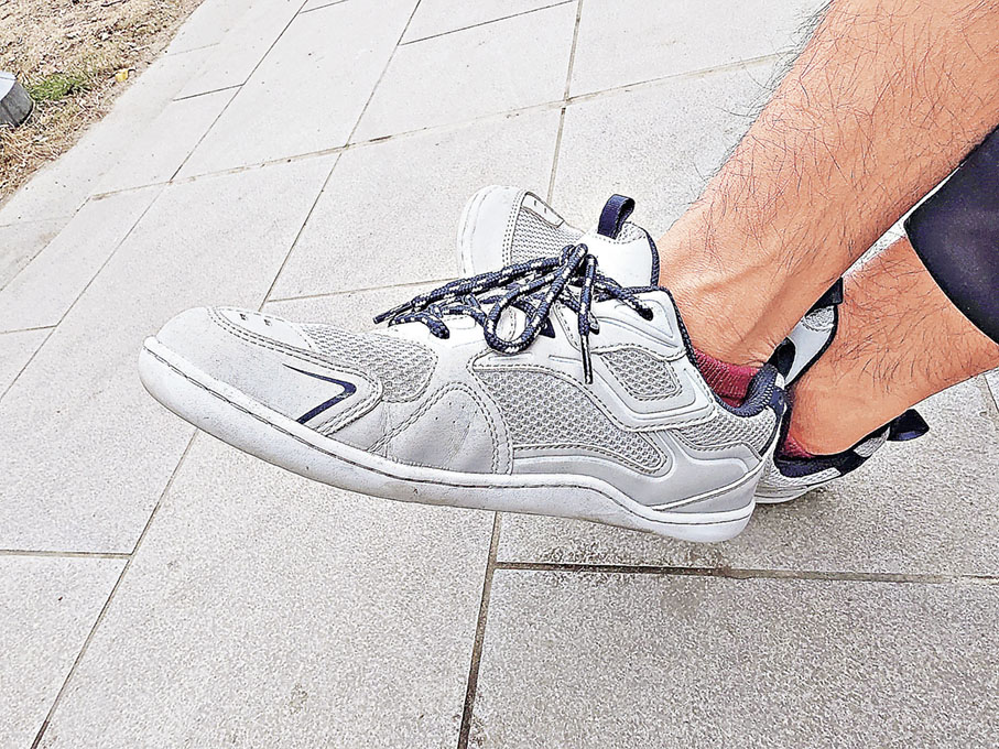 ■曹星如會穿上赤足鞋跑步。