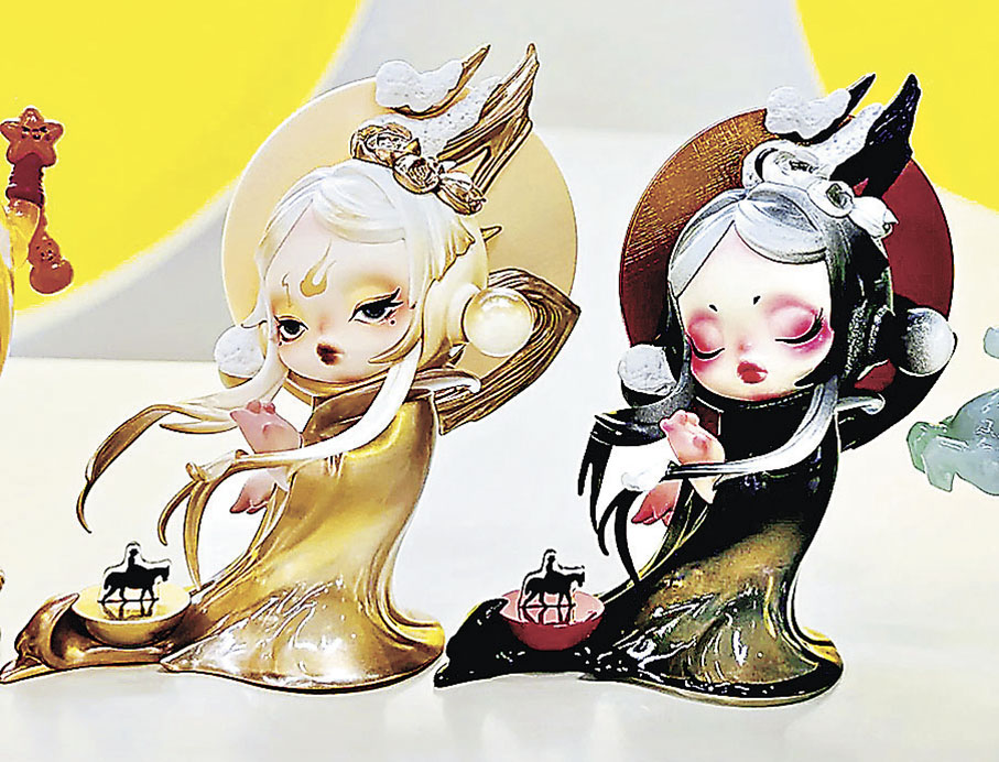 ■skullpanda的常規款（右）和異色款。