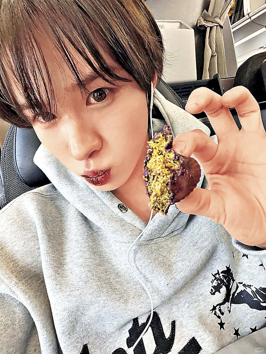 ■TWS成員KYUNGMIN連搭飛機都要食。