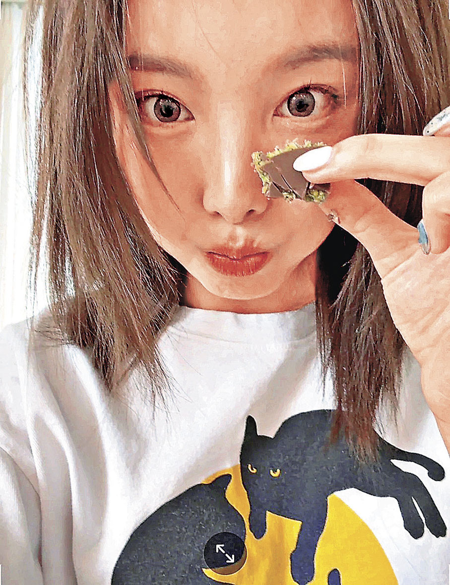 ■女團TWICE成員娜璉也騷出同款朱古力。