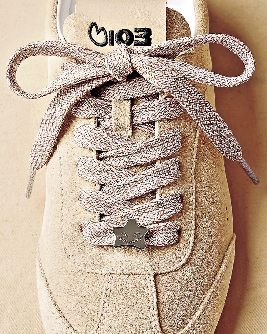 ■星形吊飾由Jisoo手繪設計。