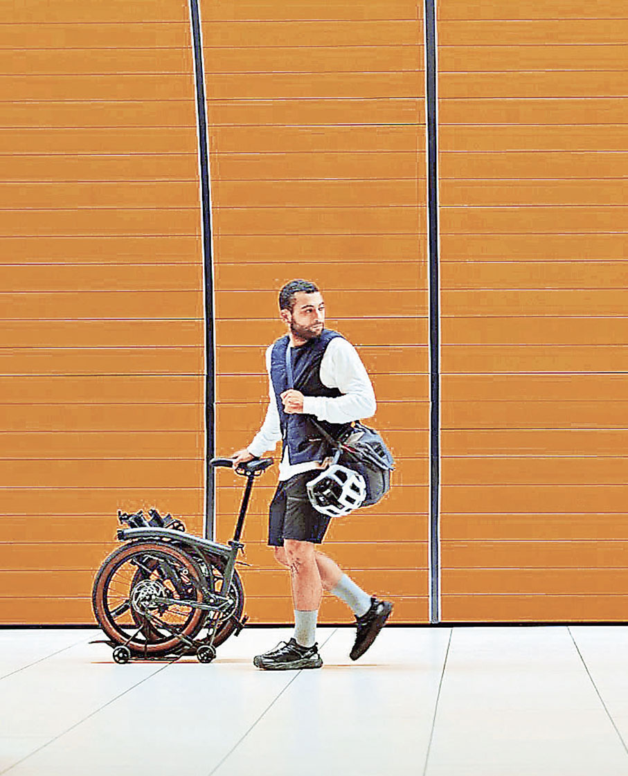 ■摺車若有輔助輪，摺疊後可以推車節省體力。 Brompton X圖片