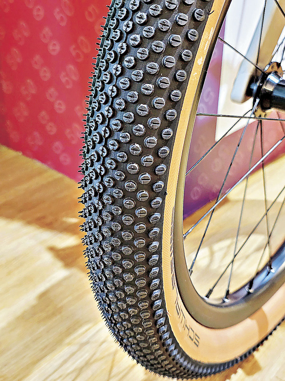 ■清潔單車時，記得戴上手套檢查輪胎。