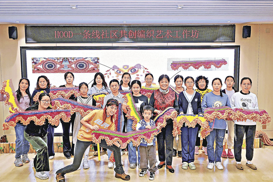 ■商場附近居民落手落腳為粉紅小狗編織新衣。  小紅書@隔壁老胡HOOD